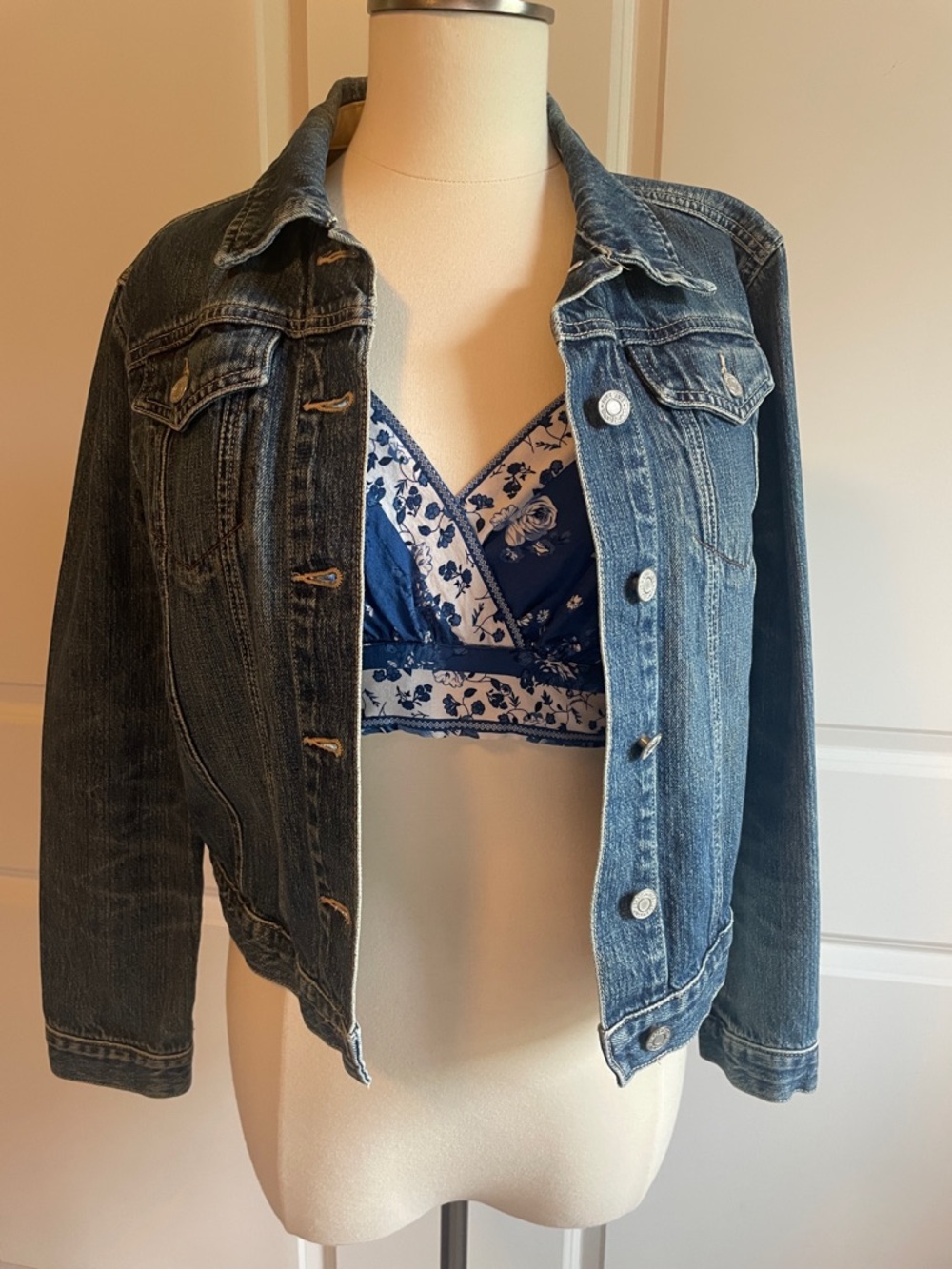 Vici Navy and White Floral Bralette Crop Top Size Medium - Picture 7 of 7